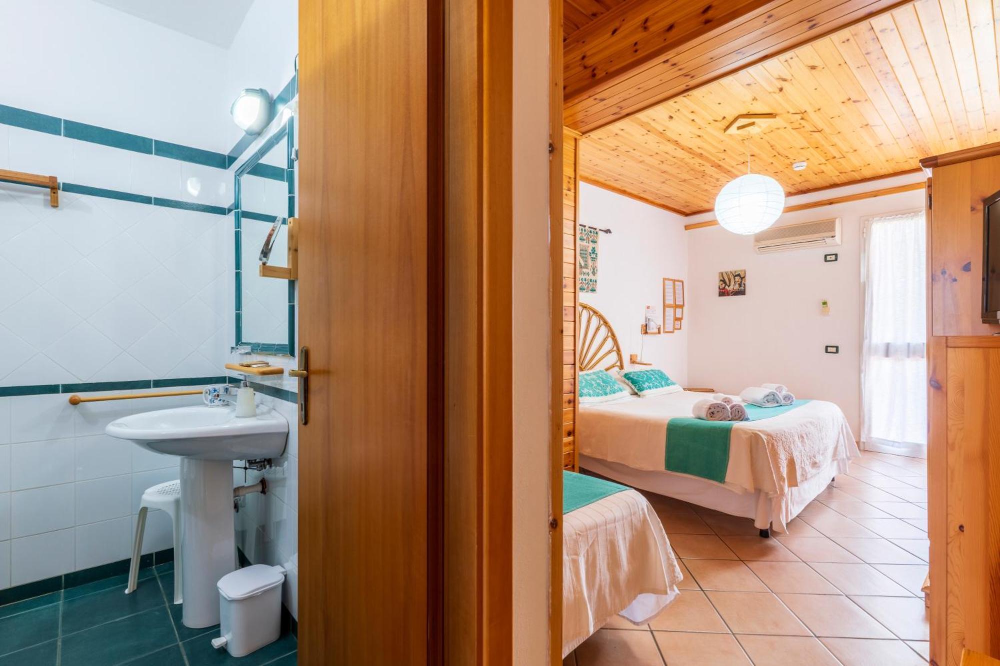 Hotel Domus De Janas Sul Mare Bari Sardo Esterno foto